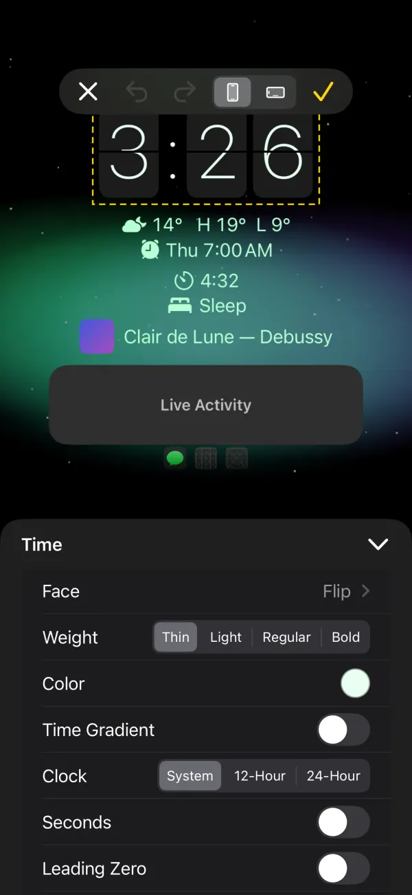 Customize Look's full-screen canvas: the flip clock selected over the Aurora screensaver, with its options below